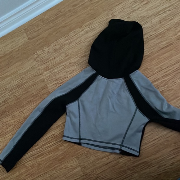 Black and grey cropped sweater from Shein in medium. - Picture 2 of 2